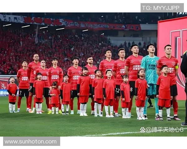 小彩旗足球明星身份揭秘引发热议球迷们的关注与期待